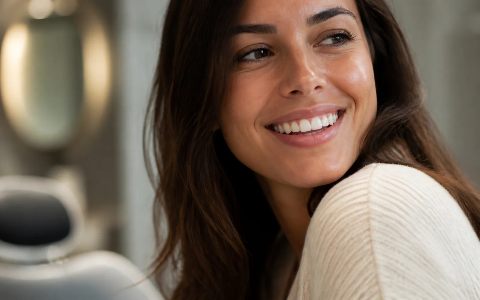 Mulher sorrindo em ambiente de cuidado odontológico